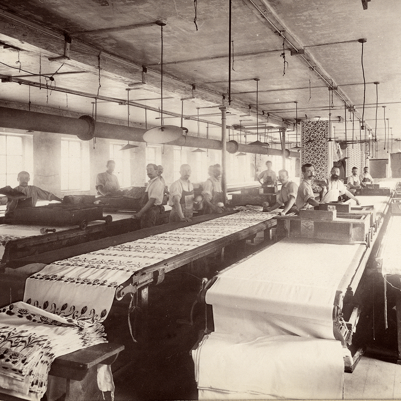 1960 — Development of flat-frame printing technique, table linen production La Manufacture MIE